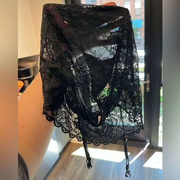 Victoria’s Secret 3 piece black lace set - Picture 4 of 14